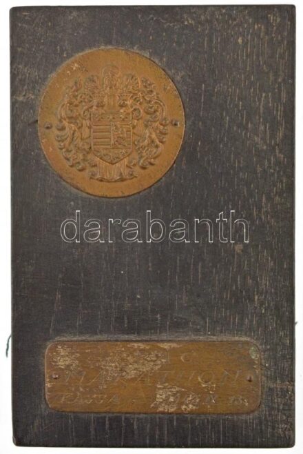 1942. 'KRAC - Marathon - Kassa, 1942. IX. 13.' Br lemezplakett (60x20mm) + Br lemezérem Kassa város címerével (40mm) fa talapzatra rögzítve (79x123x20mm) T:2-