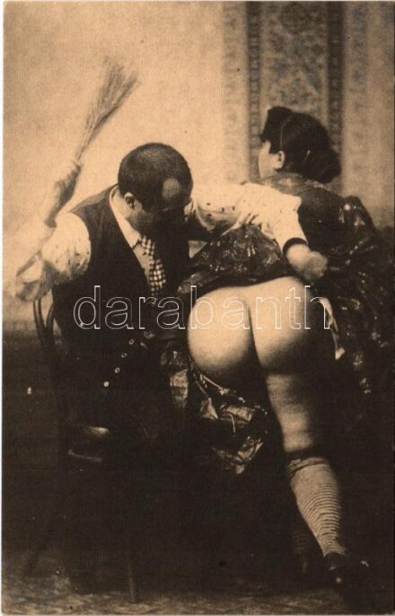 Szado-mazo erotikus képeslap: fenekelés / Vintage BDSM erotic postcard: whipping - REPRINT