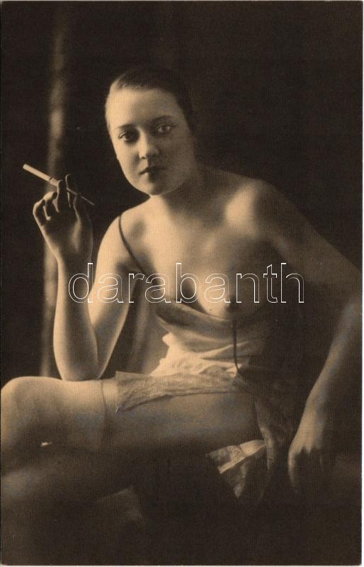 Erotikus képeslap, cigarettázó hölgy fedetlen keblekkel / Vintage erotic postcard: lady smoking a cigarette - REPRINT