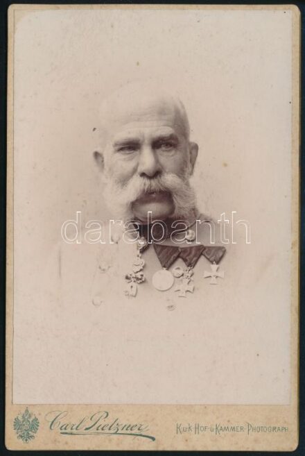 cca 1896 I. Ferenc József (1830-1916) császár és király keményhátú portréfotója, Carl Pietzner bécsi udvari fotós műterméből, a felületén apró foltokkal, kis karcolásokkal, 16x11 cm