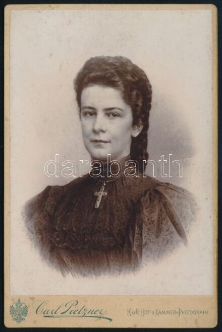 cca 1896 Wittelsbach Erzsébet 'Sisi' (1830-1898) császárné és királyné keményhátú portréfotója, Carl Pietzner bécsi udvari fotós műterméből, a felületén apró foltokkal, 16x11 cm