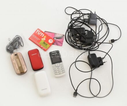 3 db régi mobiltelefon tartozékokkal