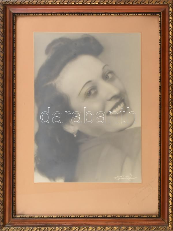 Réti Jolán színésznő okmány hagyatéka igazolványok színészi szerződések egyéb plusz nagy méretű keretezett fotója dekoratív keretben. 45x60 cm
