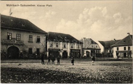 Szászsebes, Mühlbach, Sebesul Sasesc, Sebes; Kleiner Platz, Hotel zum Goldenen Löwen, Apotheke / Kis tér, Szálloda az Arany Oroszlánhoz, Gyógyszertár (az oroszlánhoz), Cornelius Isacu üzlete. J. Hientz kiadása / square, hotel, pharmacy,