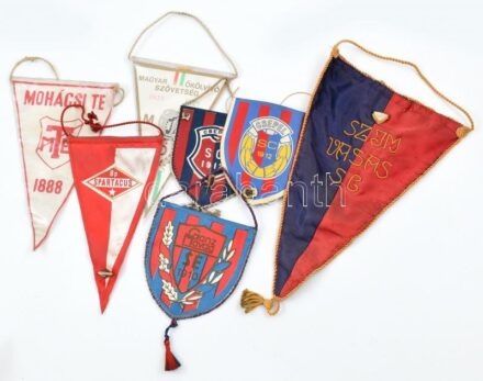 cca 1960-80 össz. 7 db sportklub kis méretű zászlója: Csepel Sc (2 db), Bp. Spartacus (kitűzővel), Ganz Mávag SE, Mohácsi TE, SZIM Vasas (kitűzővel), Magyar Ökölvívó Szövetség 1925-1975, m: 12 és 30 cm közötti méretekben