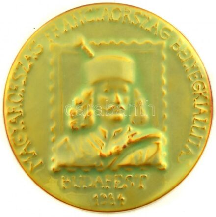 1984. 'Magyarország - Franciaország Bélyegkiállítás - Budapest 1984' eozin mázas Zsolnay porcelán emlékplakett, apró kopásnyomokkal, alján apró máz alatti hajszálrepedésekkel, d: 10,5 cm