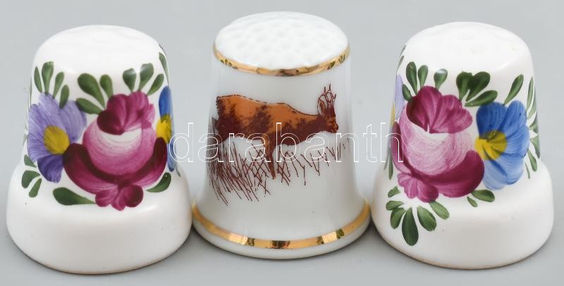 3 db gyűszű, fajansz, porcelán, egyiken apró lepattanás, egyik jelzett: Hollóháza, m: 2,5cm