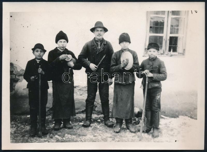 cca 1960-1970 Népszokások, Betlehemesek, zenészek, 3 db fotó, 18x13 cm - Image 2