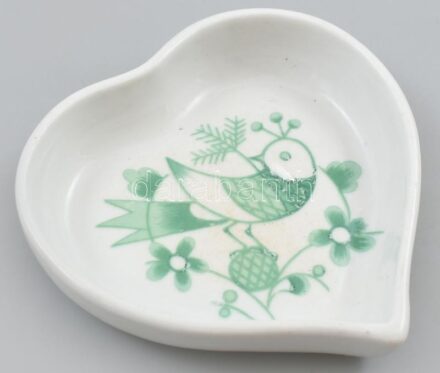 Zsolnay szív alakú tálka, magyaros jelenettel, kézzel festett porcelán, Terv: Sinkó, jelzett, kopott, 9x9cm