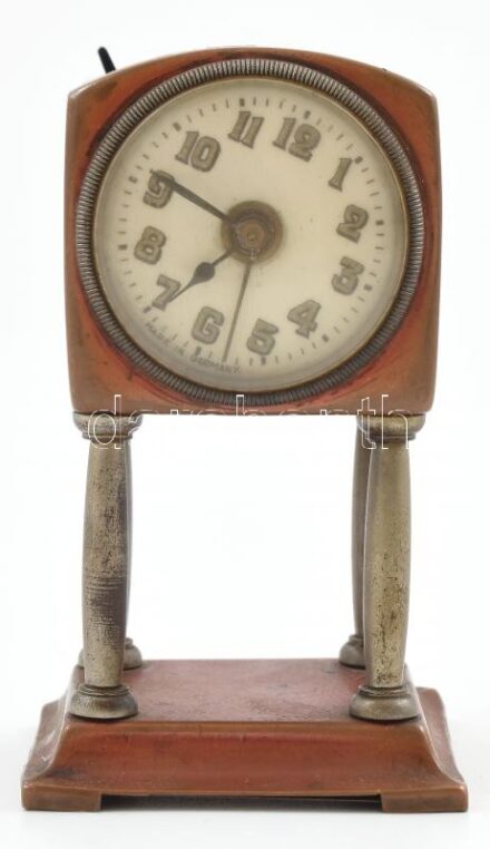 Asztali óra, mechanikus szerkezettel, nem működik, sérülésekkel, m:10 cm