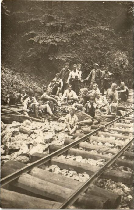 Szegyesd-völgye, Szegyesteli-völgy, Valea Sighistelului; kirándulók a vasúti síneken / tourist hikers on the railway. photo (non PC) (ragasztónyom / gluemark)