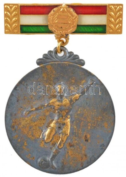 1971. 'A Magyar Népköztársaság Bajnoka - 1971 - NB I. oszt. I.' kétoldalas, aranyozott, részben zománcozott fém labdarúgó díjérem, eredeti tokban (30mm). Az 1970-1971-es szezonban az Újpesti Dózsa nyerte az NB I-es labdarúgó