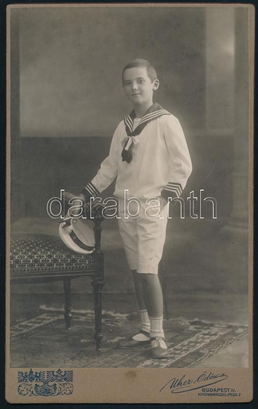 cca 1910 Kisfiú portréja, keményhátú fotó Uher Ödön (1862-1931) cs. és kir. udvari fényképész budapesti műterméből, kabinetfotó, eredeti hártyapapír borítékban, 21,5x13,5 cm