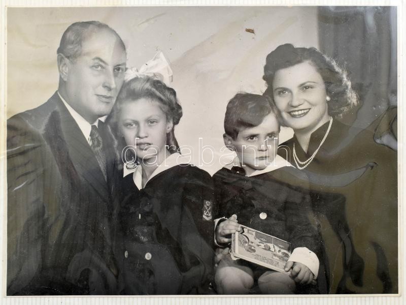 Családi fotóalbum vegyes méretű fotókkal