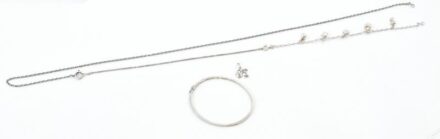 Ezüst(Ag) nyaklánc medállal, h: 53 cm, 2×1,3 cm, karkötő 2db, h: 17-19cm, karperec, d: 6cmjelzettek, nettó: 8,5 g