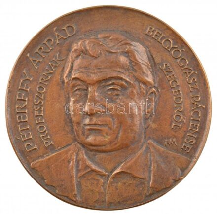 Fritz Mihály (1947-) 1987. 'Péterffy Árpád professzornak - Belgyógyász páciense Szegedről / Szívet alkot újjá Istenáldotta kéz, hol vezérli ujját tudás és emberség - Debrecen 1987. XII. 14.' kétoldalas, öntött bronz plakett