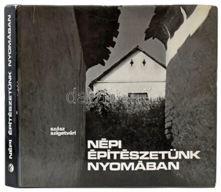 Szász János - Szigetvári János: Népi építészetünk nyomában. Bp., 1976, Műszaki. Kiadói egészvászon kötés, szakadt papír védőborítóval, jó állapotban.