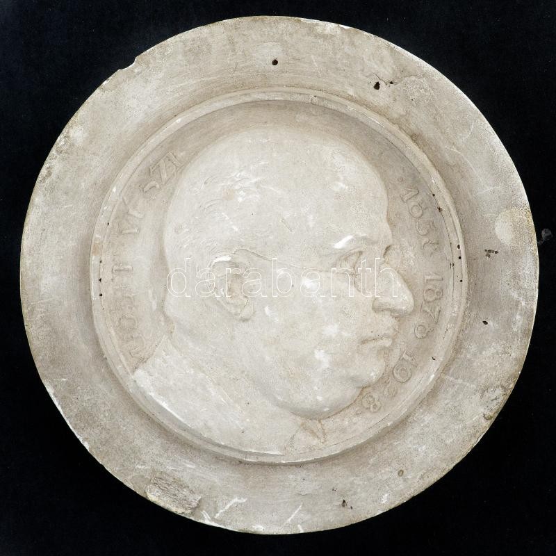 Göröntsér Greff Lajos(?) (1888-1976) ~1928. Vészi József írót, újságírót, országgyűlési képviselőt ábrázoló, jobbra néző, szemüveges gipsz férfiportré, erősen hiányos, rendkívül nehezen olvasható körirattal,