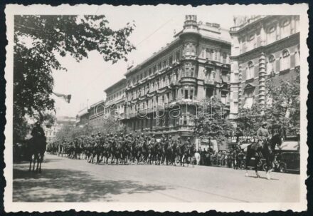 cca 1940 Magyar katonák lovas felvonulása a Múzeum körúton 6x9 cm