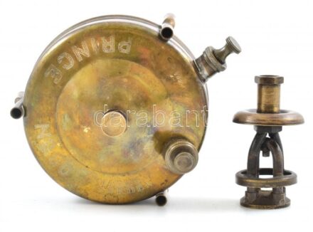 KF Eriksson's Prince No. 60, svéd gyártmányú, hordozható, kerozinos kemping tűzhely. Réz, jelzett, XX. sz. eleje. Néhány tartozéka hiányzik. m: 15,5 cm, d: 12,5 cm / KF Eriksson's Prince No. 60 Vintage Swedish paraffin-fueled camping