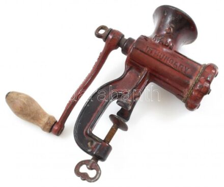 Régi fém húsdaráló (cca 1940-1950), 'Fülek - Made in Hungary' jelzéssel, korának megfelelő állapotban, 24,5x17,5 cm