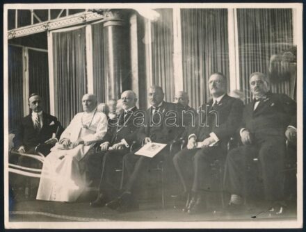 1928 Munkácsi Márton felvétele a III. Egyetemes Tanügyi Kongresszus védnökeiről, pecséttel jelzett, feliratozott, vintage fotó, ezüst zselatinos fotópapíron, 18x24 cm