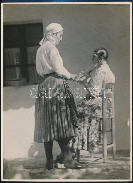 cca 1929 Kerny István budapesti fotóművész hagyatékából vintage fotóművészeti alkotás (Vasárnapi fésülködés), a szerző által írógéppel feliratozva, egyébként jelzés nélküli fotó, 24x17,5 cm