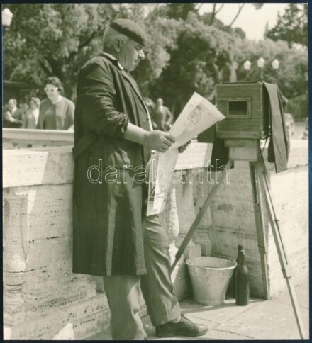 cca 1965 Budapest, gyorsfényképész ,,műterme, laborja' és felszerelése a Városligetben, vintage fotó, várostörténeti és szakmatörténeti unikum, 13,6x12,5 cm