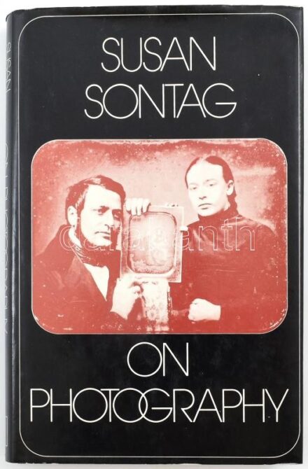 Sontag, Susan: On Photography. London, 1978, Allen Lane. Angol nyelven. Kiadói kartonált papírkötés, kiadói papír védőborítóban.