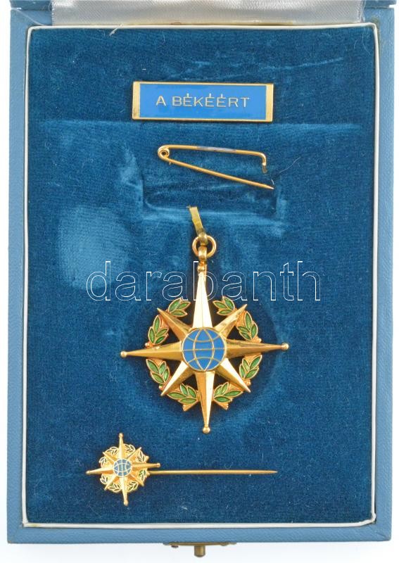 ~1980. 'A Békéért' aranyozott, zománcozott fém kitüntetés eredet tokban miniatűrrel T:3 a jelvény felső rész több darabra esve