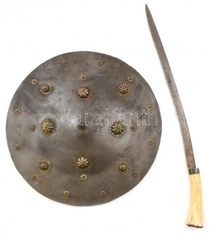 Török handzsár és pajzs, múzeumi másolat, antikolt, h: 71 cm, d: 50 cm
