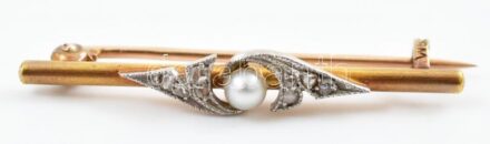 Arany (Au) 14K gyönggyel és brillekkel díszített bross, jelzett, h: 3,4 cm, bruttó: 1,8 g