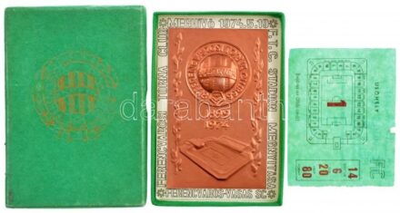1974. 'Ferencvárosi Torna Club 1899-1974' meghívó lemezplakett az FTC Stadion megnyitása alkalmából, eredeti tokban, a nyitómérkőzés, a Ferencváros-Vasas belépőjegyével (72x117mm) T:1,1-