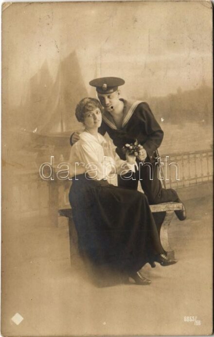 1918 Osztrák-magyar haditengerészet matróza szerelmével / K.u.k. Kriegsmarine Matrose / WWI Austro-Hungarian Navy mariner and his lover. photo + K.U.K. SEEBATAILLON (EK)