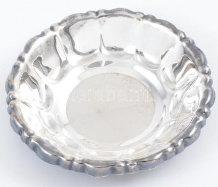 Ezüst (Ag) kerek kínálótálka, jelzett, d: 12,9 cm, nettó: 75 g