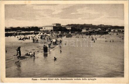 Fano, Grand Hotel dello Stabilimento veduto dalla spiaggia / hotel, beach, bathers (EK)