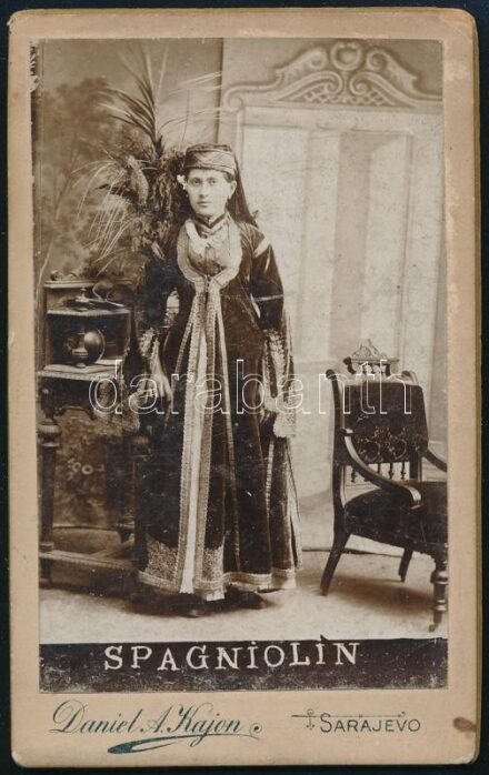 cca 1890 Nő műtermi portréja, keményhátú fotó Daniel A. Kajon szarajevói műterméből, 10,5×6,5 cm