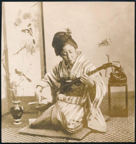 cca 1910-1920 Japán gésa samiszenen játszik, fotó, 11×10,5 cm