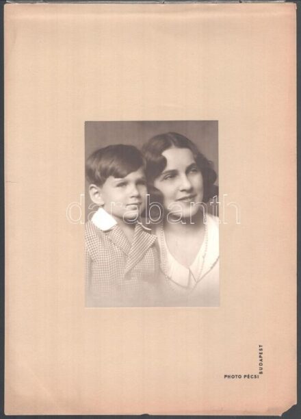 cca 1940 Budapest, Pécsi József (1889-1956) fényképész és fotóművész műtermében készült, hidegpecséttel jelzett vintage fotó, Pécsi József kartonján, hártyapapírral védve, karton alja kissé sérült, 15,5x11 cm