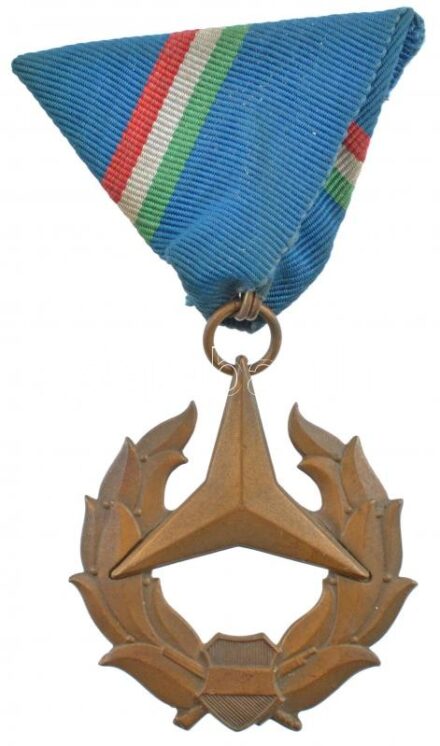 1947. 'Közbiztonsági Bronz Szolgálati Jel' Br kitüntetés mellszalagon. Szign.: MÁPV (Magyar Állami Pénzverő) T:1- Hungary 1947. 'Distinction for Public Security Service, Bronze Grade' Br decoration on ribbon. Sign.: MÁPV (Hungarian