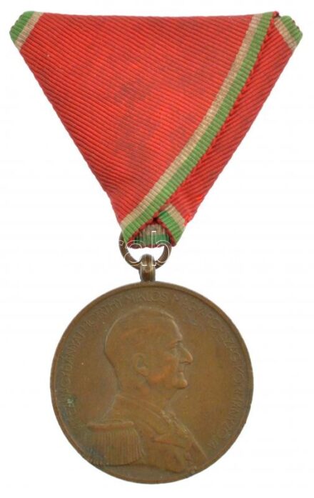 1939. 'Magyar Bronz Vitézségi Érem' Br kitüntetés mellszalaggal T:2- patina / Hungary 1939. 'Bronze Medal for Bravery' Br decoration with ribbon C:VF patina NMK 439.