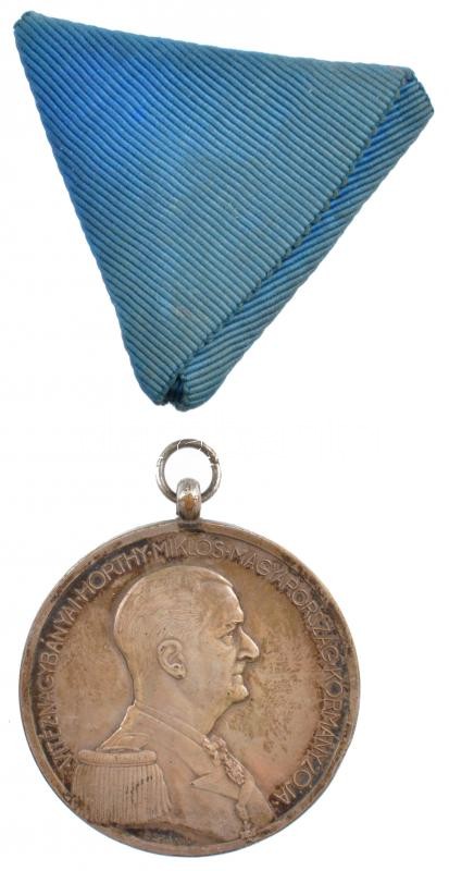 1939-1945. 'Magyar Nagy Ezüst Vitézségi Érem' ezüstözött Br kitüntetés, fémjel a peremen, nem hozzávaló mellszalaggal. Szign.: Berán Lajos T:2 Hungary 1939-1945. 'Large Hungarian Silver Gallantry Medal' silver-plated Br decoration,