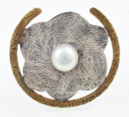Ezüst(Ag) gyűrű tenyésztett gyönggyel, jelzett, d: 3,5 cm, méret: 54, bruttó: 7,3 g