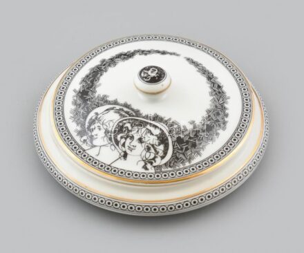Hollóházi porcelán bonbonier, Jurcsák László által tervezett mintával. Matricás, jelzett, minimális kopással, d: 13 cm