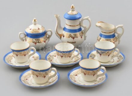 Karlsbad cseh porcelán baba teás készlet, 5 személyes (kanna, kiöntő, cukortartó, csészék, tányérok). Kézzel festett, jelzés nélkül, kopásnyomokkal, az egyik csésze sérült, javított.