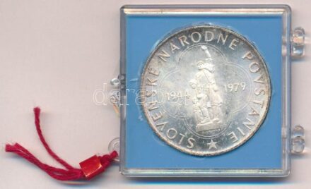 Csehszlovákia 1979. '1944-1979 Slovenské národné povstanie / Múzeum mincí a medailí' jelzetlen Ag emlékérem, plombált műanyag tokban (~23g/38mm) T:1 patina Czechoslovakia 1979. '1944-1979 Slovenské národné povstanie / Múzeum mincí a