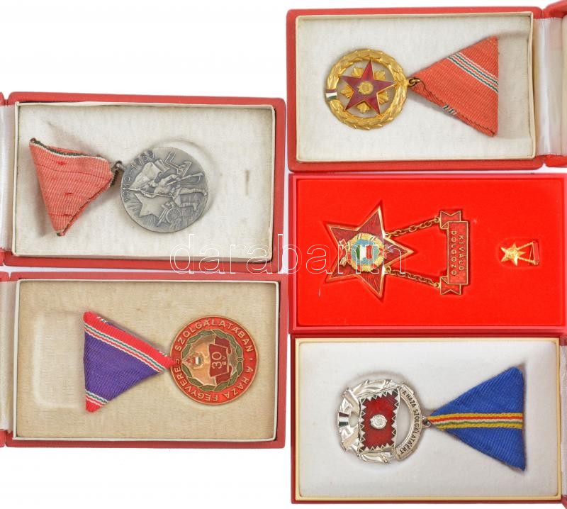 5db klf szocialista kitüntetés, közte 1957. 'Szocialista Munkáért Érdemérem' zománcozott fém kitüntetés mellszalagon, dísztokban + 1959. 'Tanácsköztársasági Emlékérem' ezüstözött Br kitüntetés, eredeti, kopott mellszalaggal,