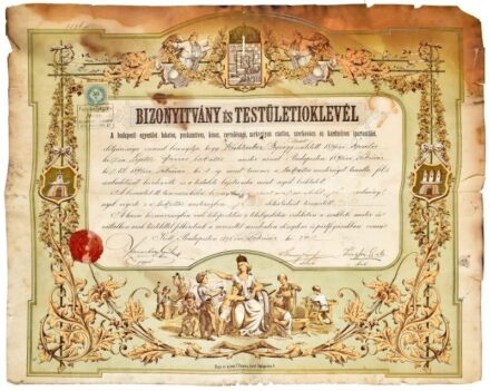1895 A Budapesti Egyesült lakatos, puskamáves, késes, reszelővágó, sarkantyús, csattos, szerkováccs ls kardműves ipartestület nagy méretű litografált oklevele, sérült állapotban 55x44 cm