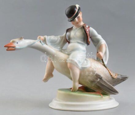 Herendi porcelán Ludas Matyi, kézzel festett, jelzett (Lux Elek), apró kopásnyomokkal, 25x11,5x20 cm