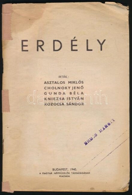 1940 Erdély. Írták: Asztalos Miklós, Cholnoky Jenő, Gunda Béla, Kniezsa István, Kozocsa Sándor. Bp., 1940, Magyar Népművelők Társasága, 126 p. Gazdag fekete-fehér képanyaggal illusztrált. Tűzött papírkötés, sérült, hiányzó